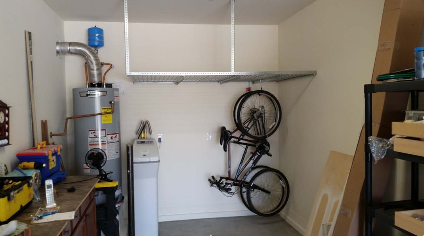 Single overhead rack with two bicycle hangers